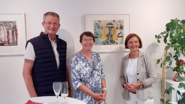 v.l.n.r.: Bürgermeister Rolf Claußen, Künstlerin Ida Oelke, SPD Kreisvorsitzende Karin Emken