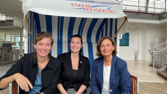 Siemtje Möller, ClaudiaEilts und Karin Emken beim Besuch in Bensersiel